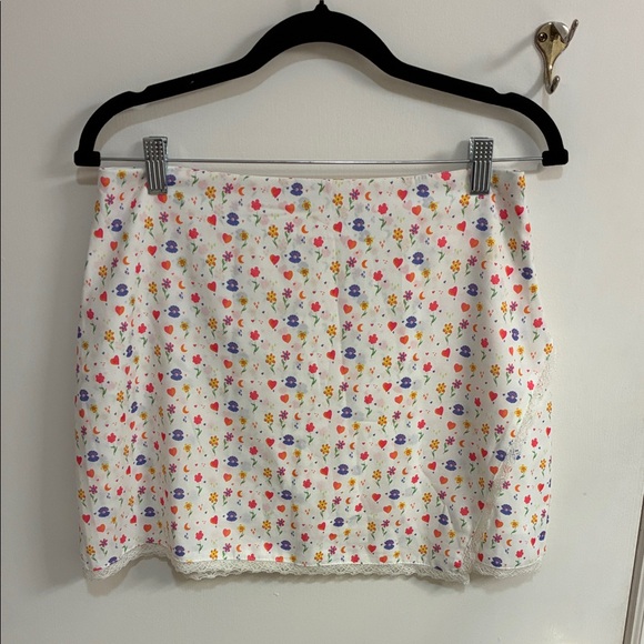 Princess Polly Dresses & Skirts - Princess Polly White Floral Mini Skirt in Sz 6